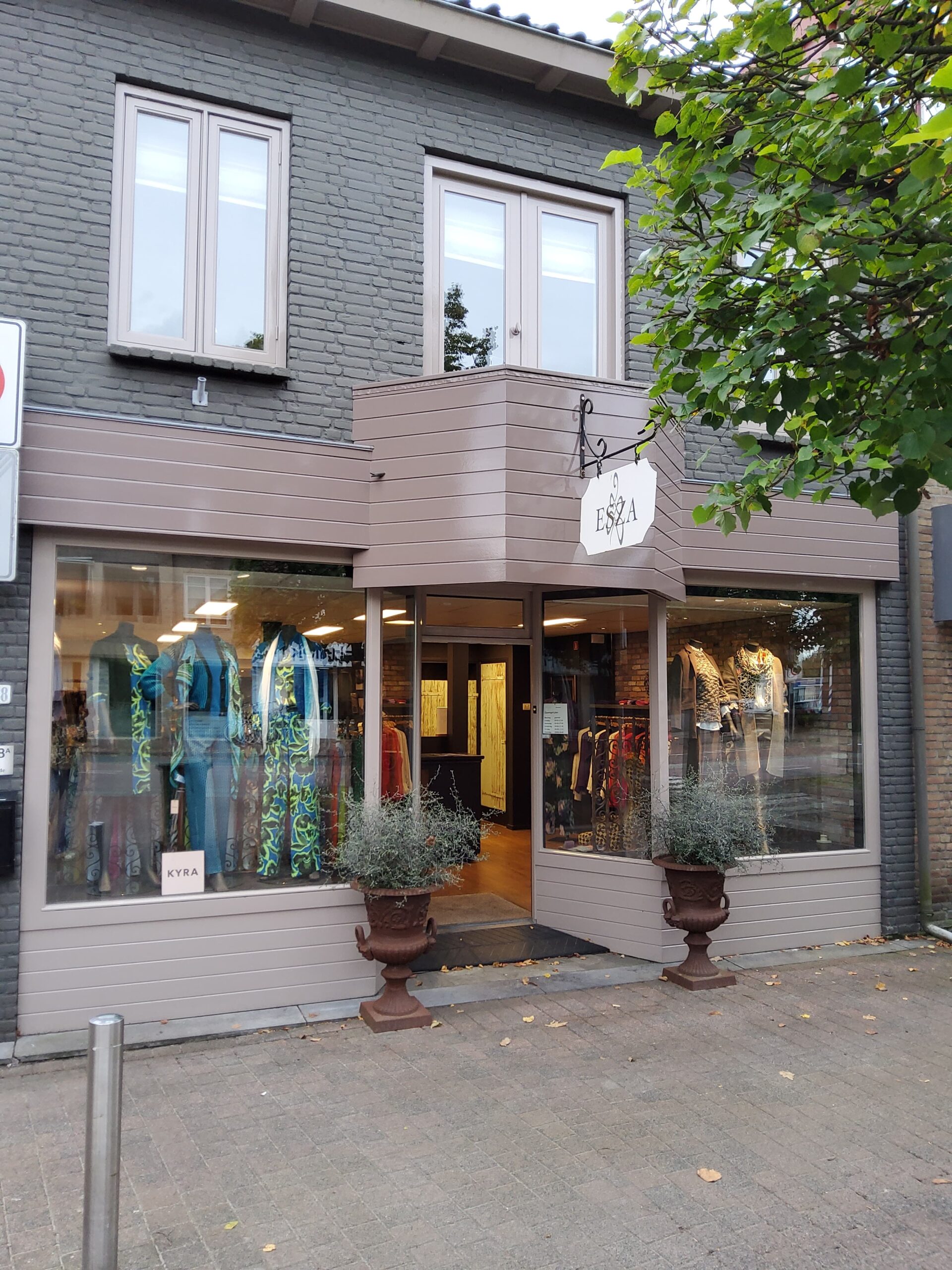 Een van de verkoopsters van ESZA